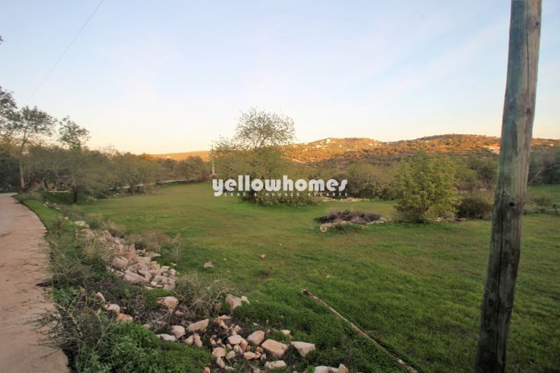 Espaçoso terreno com ruína e vista campo perto de Loule